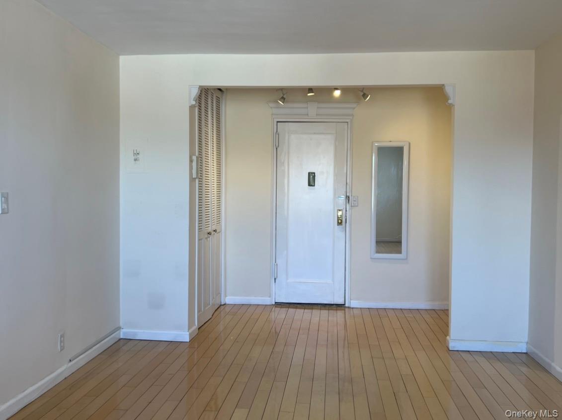 1 Maple Drive # 3H, Great Neck, NY 11021