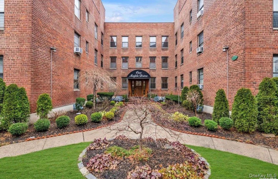 1 Maple Drive # 3H, Great Neck, NY 11021