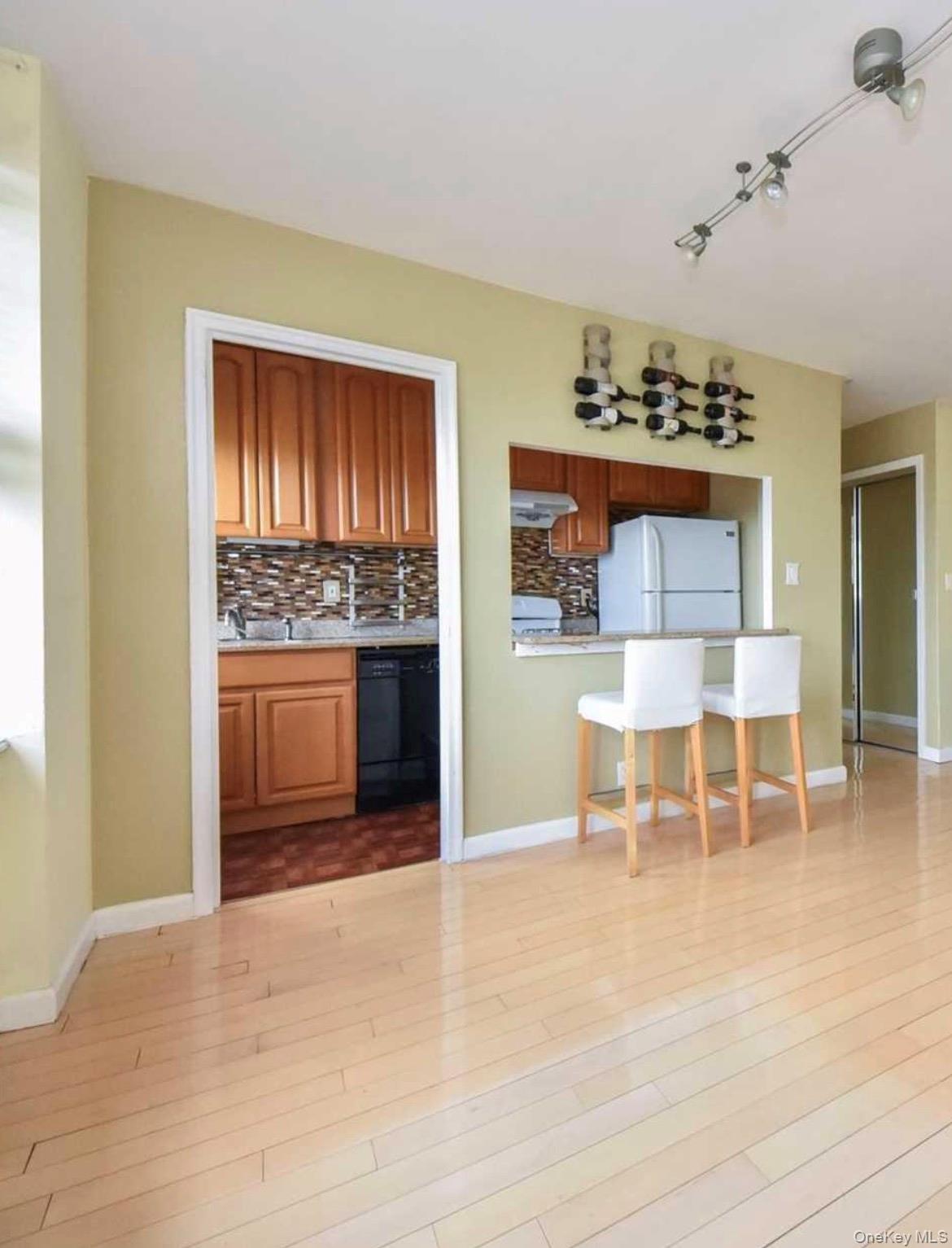 1 Maple Drive # 3H, Great Neck, NY 11021