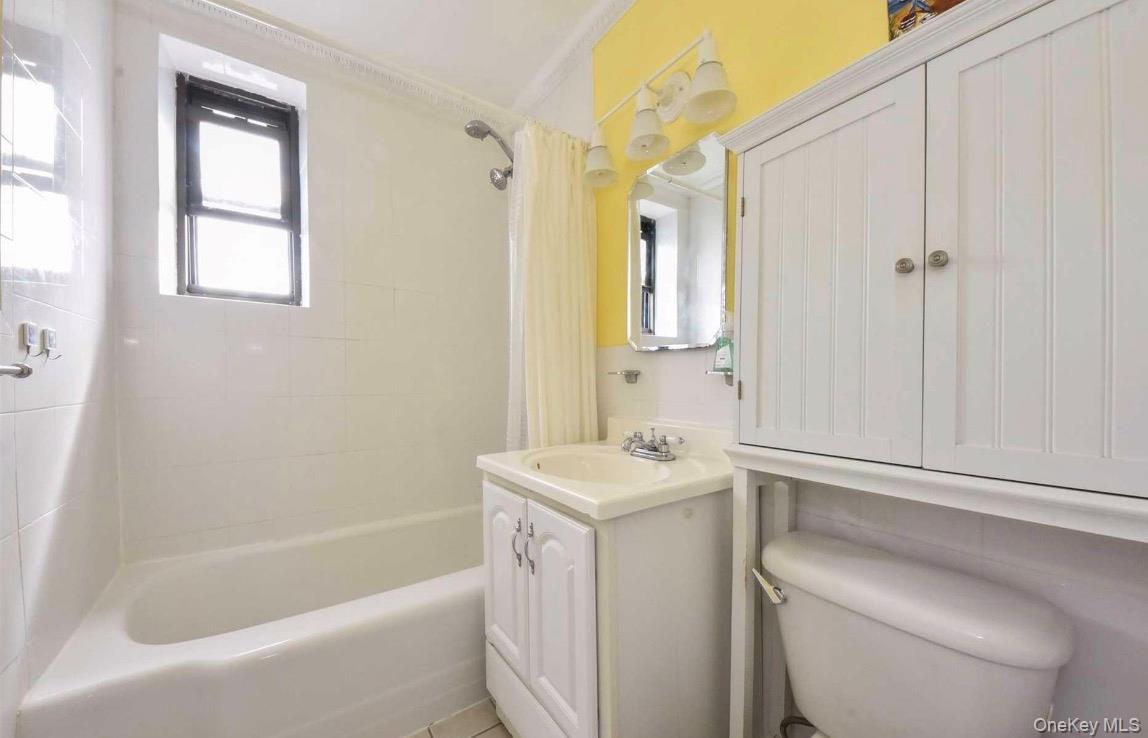 1 Maple Drive # 3H, Great Neck, NY 11021