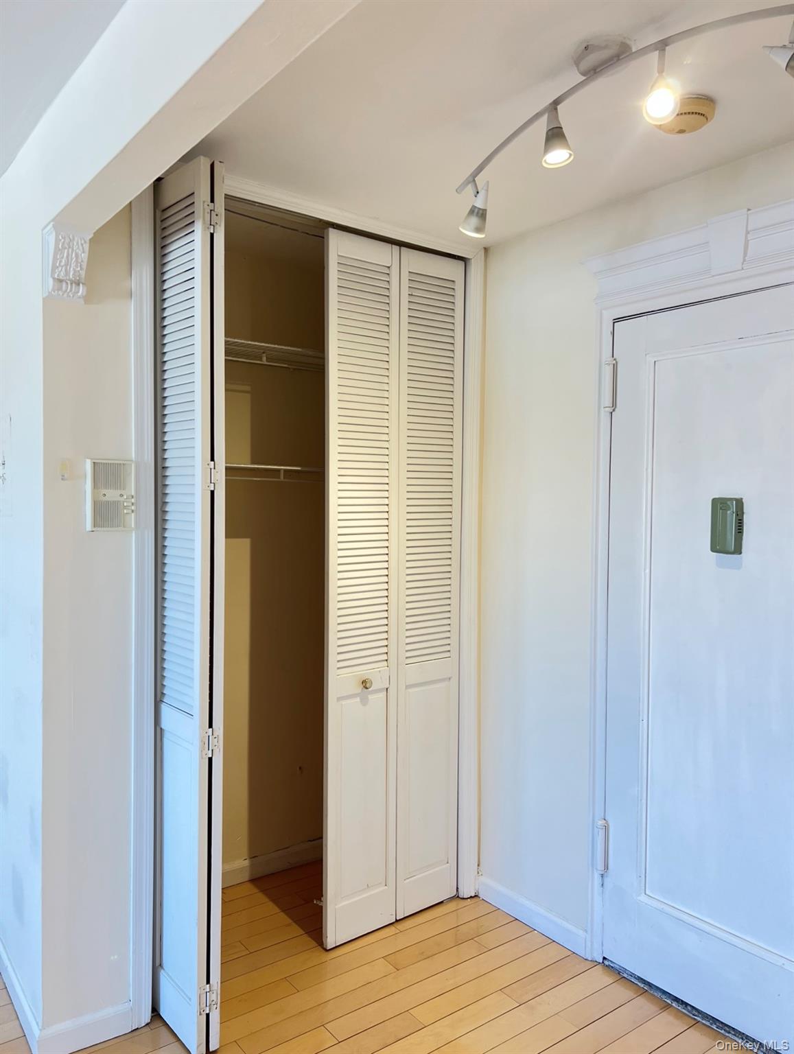 1 Maple Drive # 3H, Great Neck, NY 11021