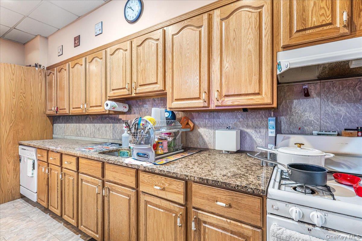 7351 70th Street, Glendale, NY 11385