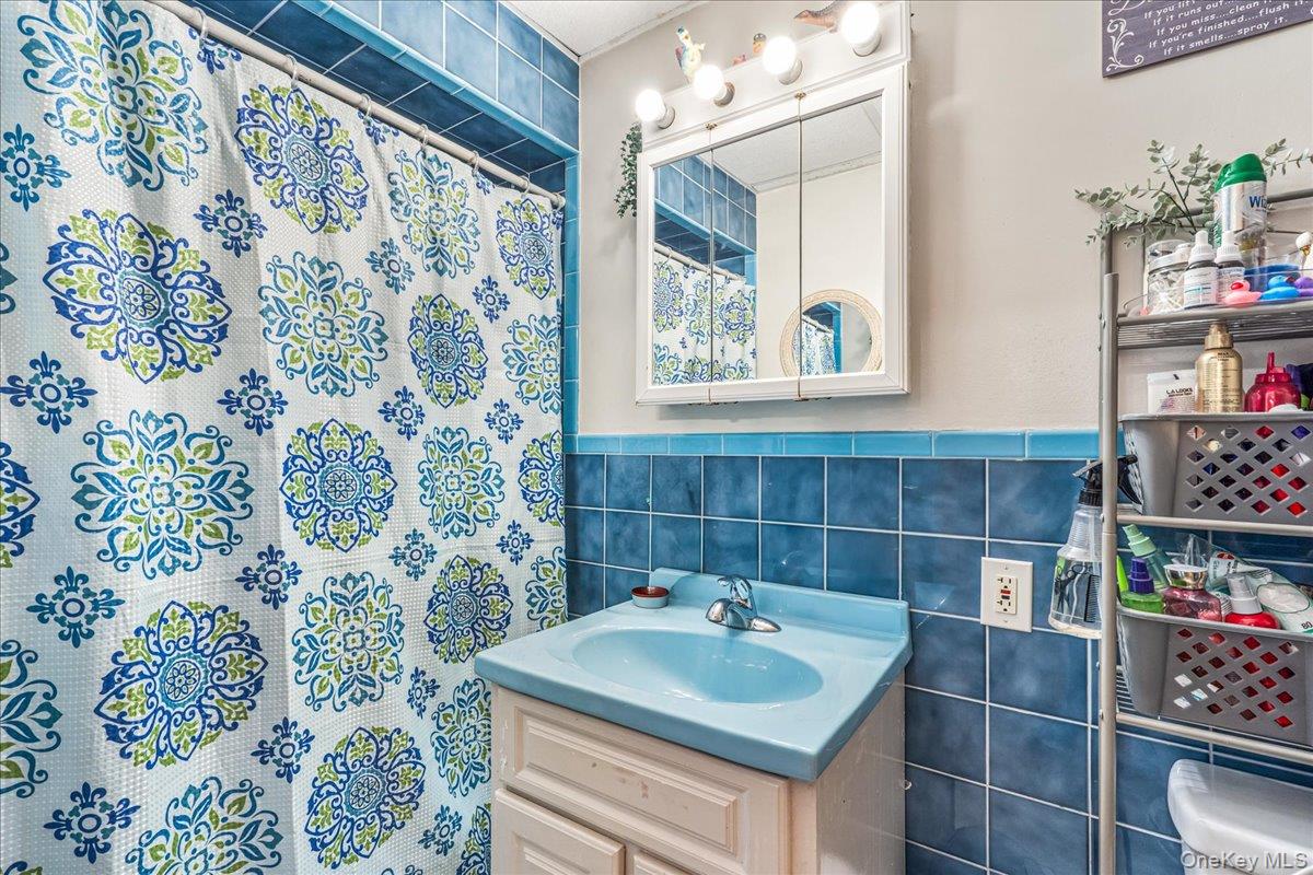 7351 70th Street, Glendale, NY 11385