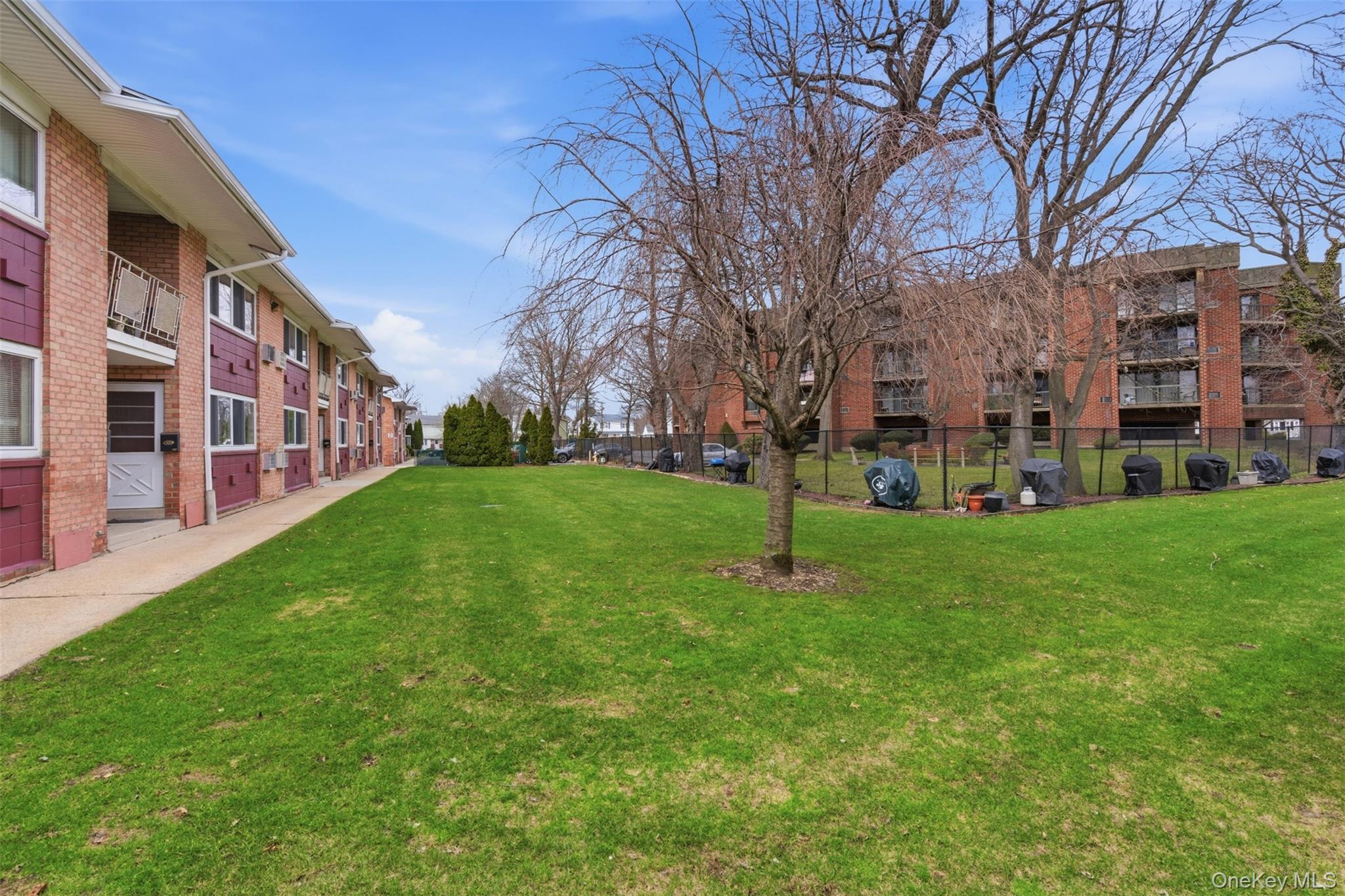 400 Fulton Street # 3B, Farmingdale, NY 11735