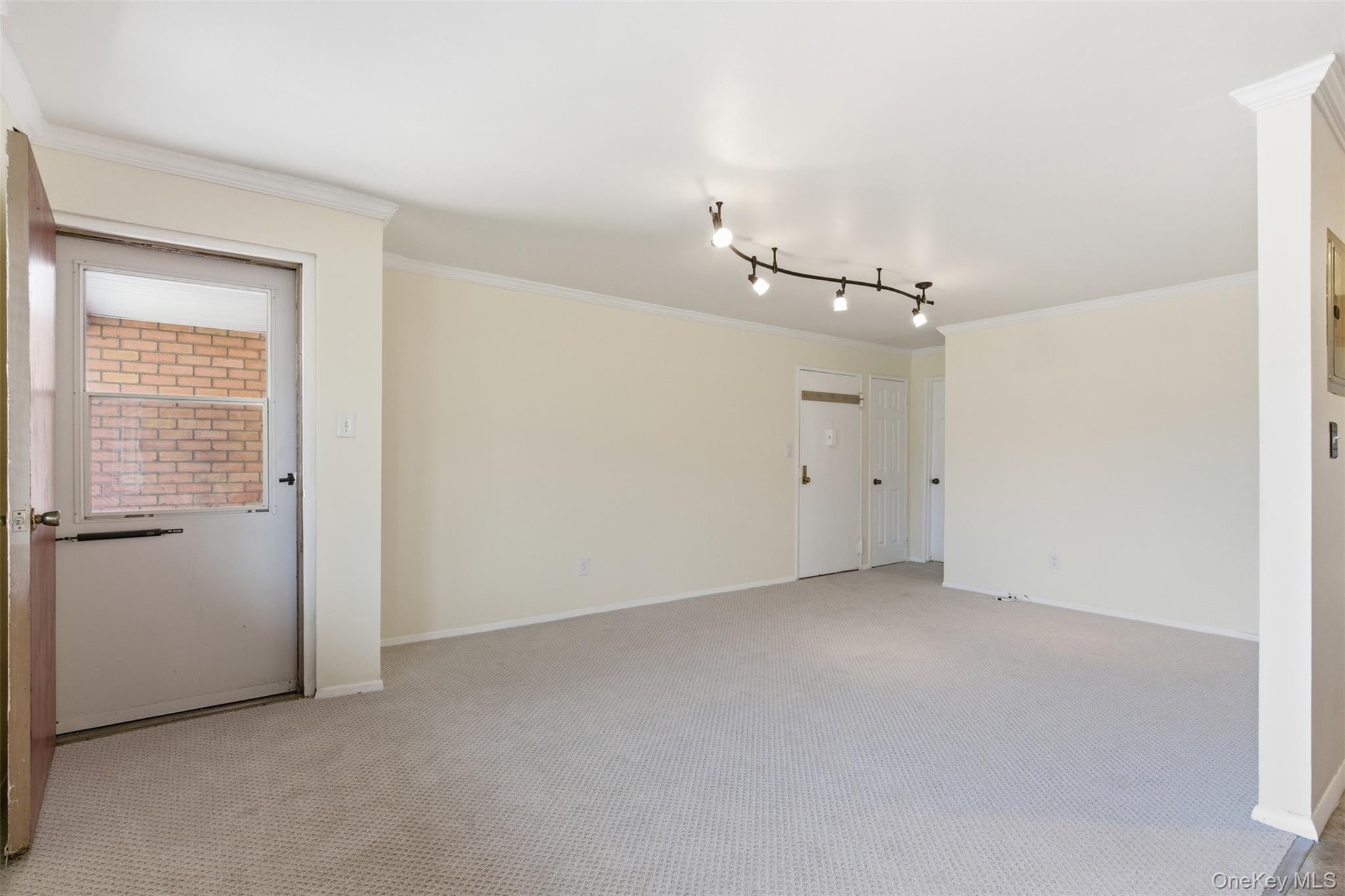 400 Fulton Street # 3B, Farmingdale, NY 11735