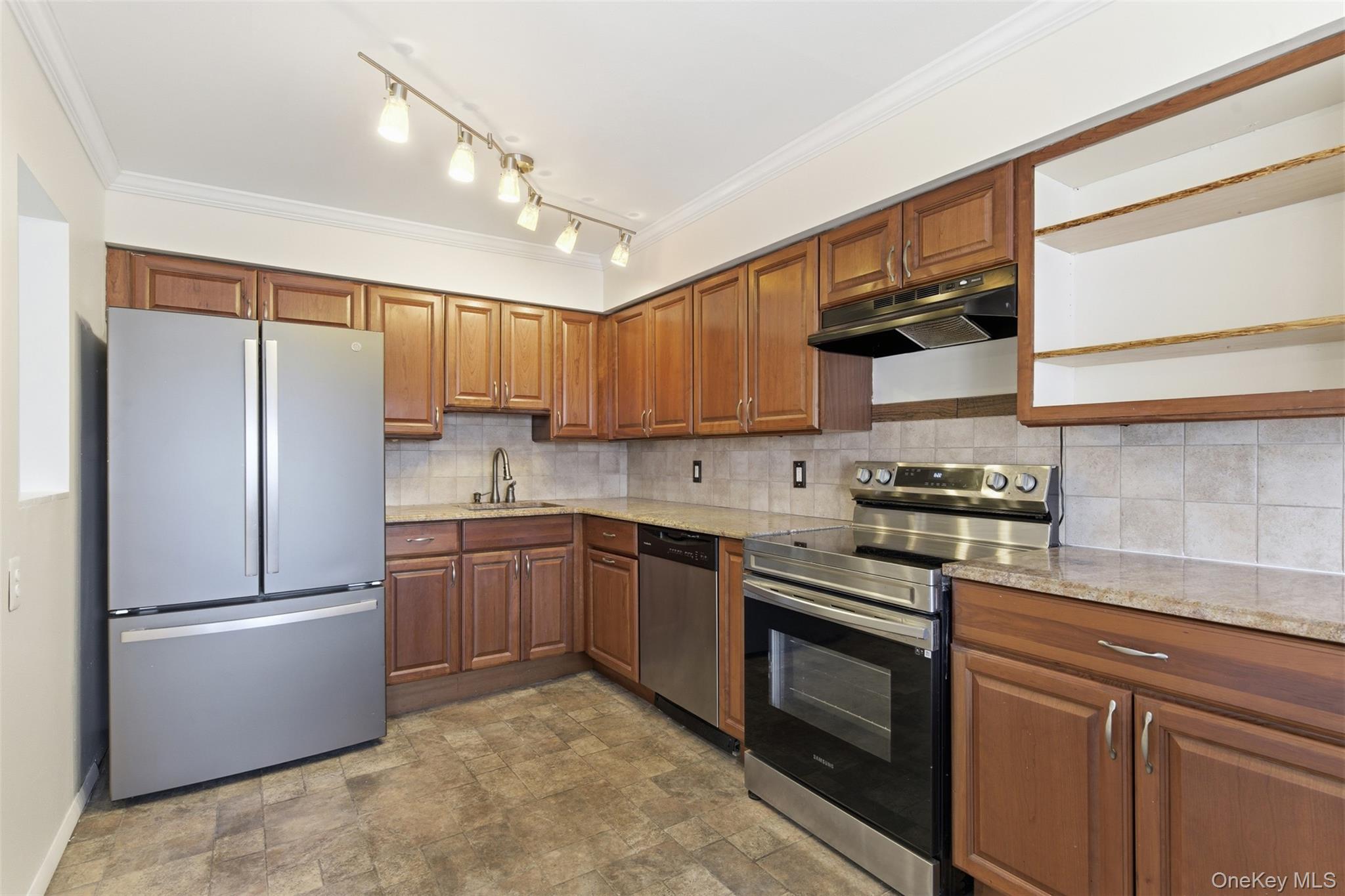 400 Fulton Street # 3B, Farmingdale, NY 11735