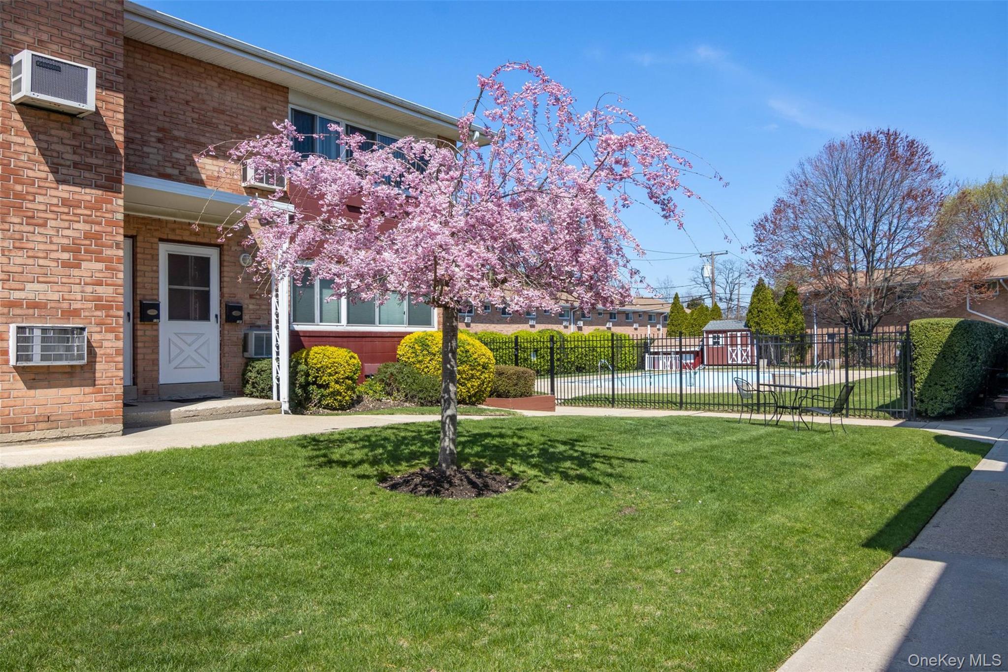 400 Fulton Street # 3B, Farmingdale, NY 11735