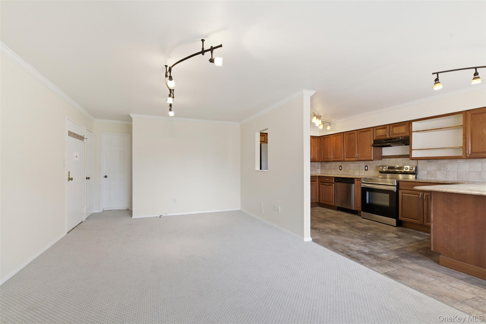 400 Fulton Street # 3B, Farmingdale, NY 11735