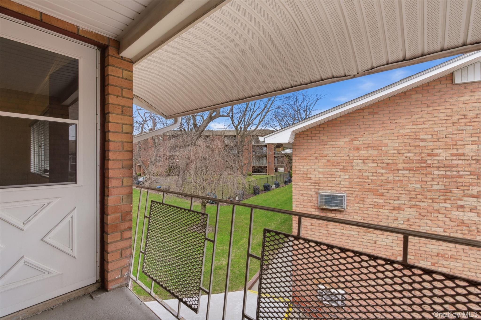 400 Fulton Street # 3B, Farmingdale, NY 11735