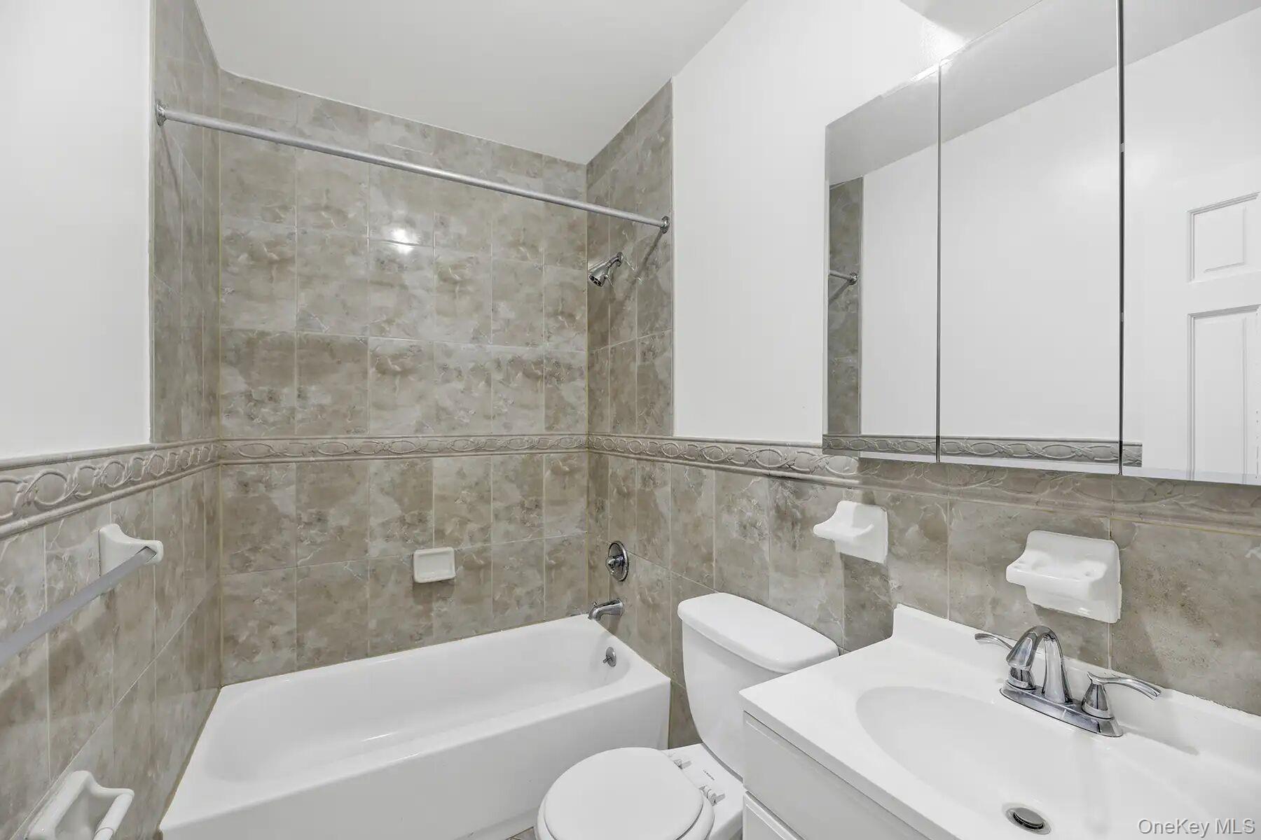 1 Ash place # 1M, Great Neck Plaza, NY 11021