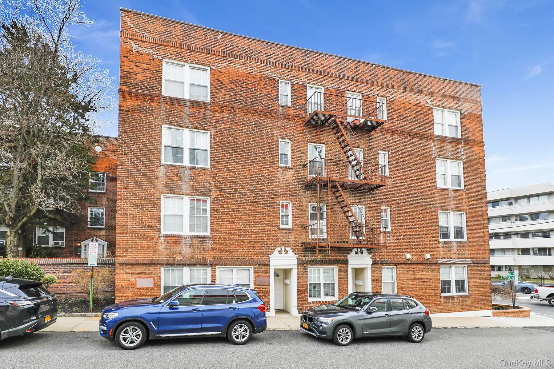 1 Ash place # 1M, Great Neck Plaza, NY 11021