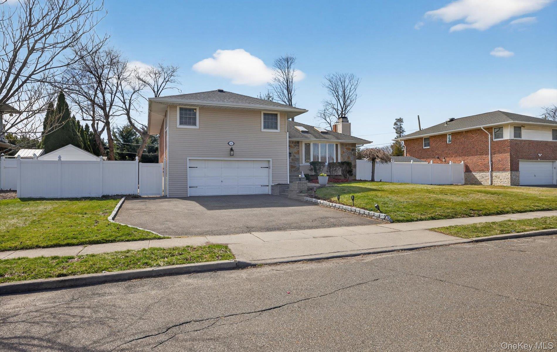 6 Wren Drive, Woodbury, NY 11797