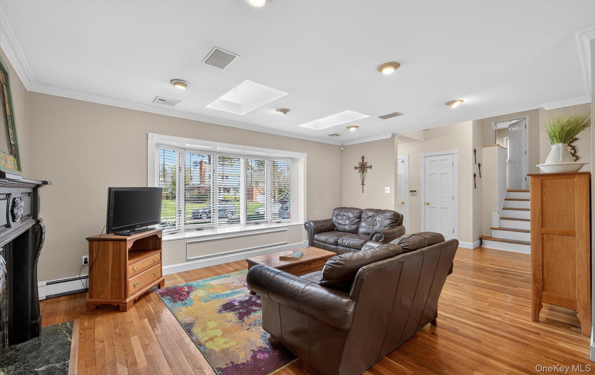 6 Wren Drive, Woodbury, NY 11797