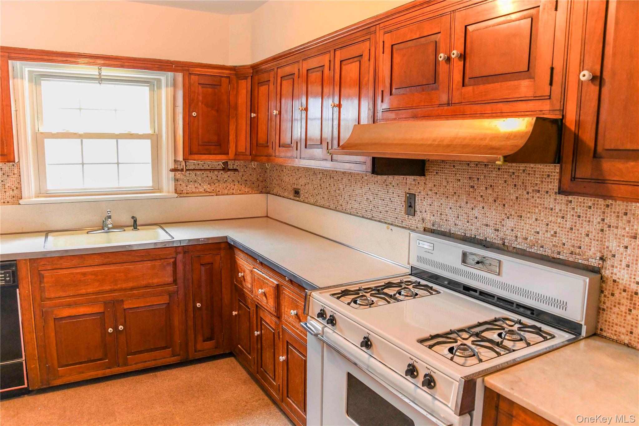 138 Chestnut Street, Lynbrook, NY 11563