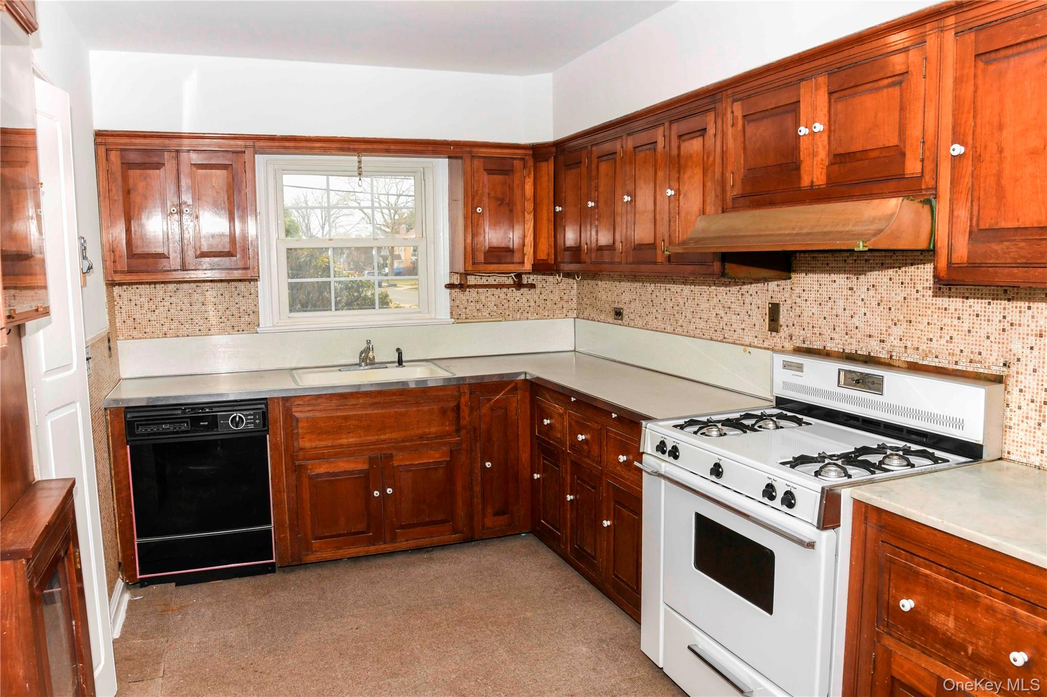 138 Chestnut Street, Lynbrook, NY 11563