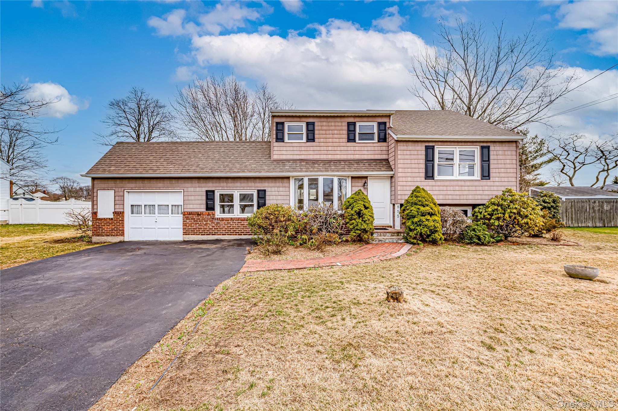 855 Pease Lane, West Islip, NY 11795