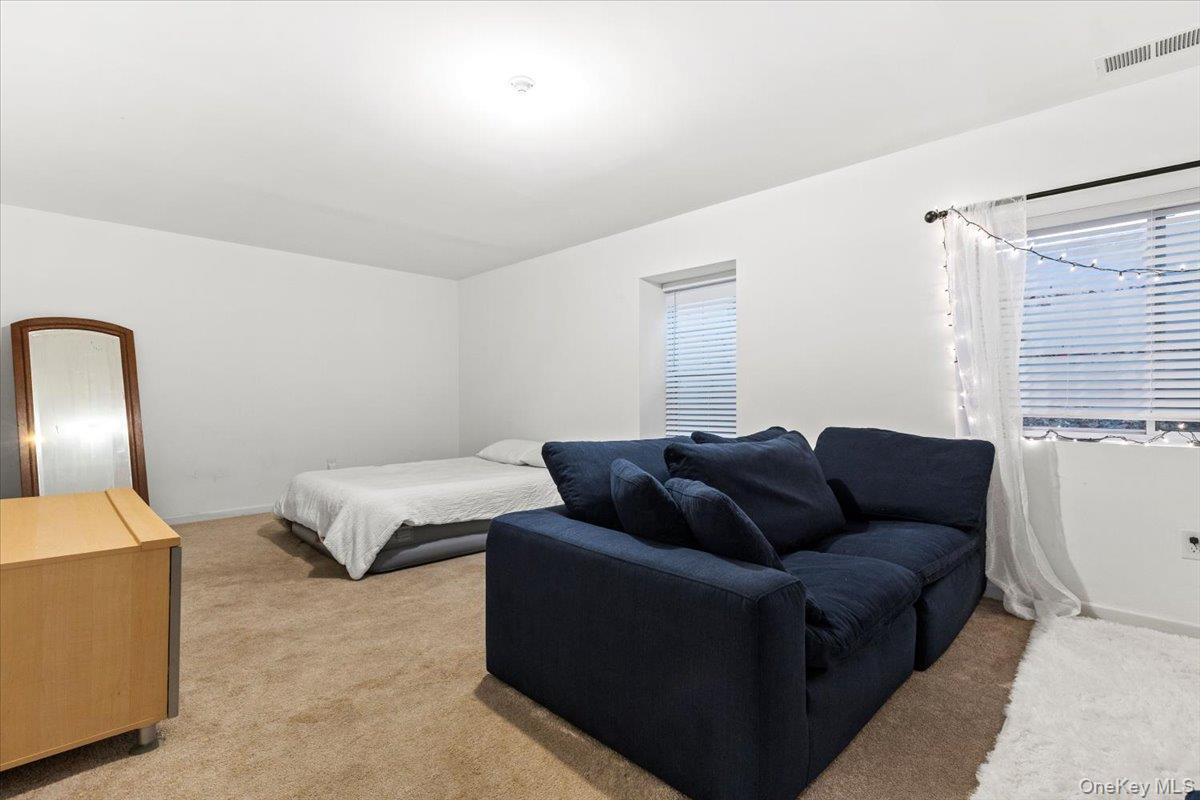 17 Woodrose Court, Middletown, NY 10940