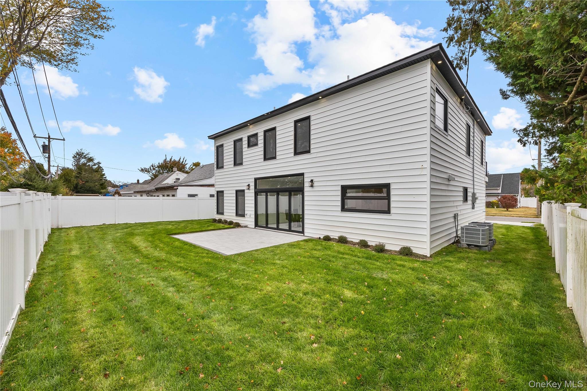 48 Martin Lane, Westbury, NY 11590