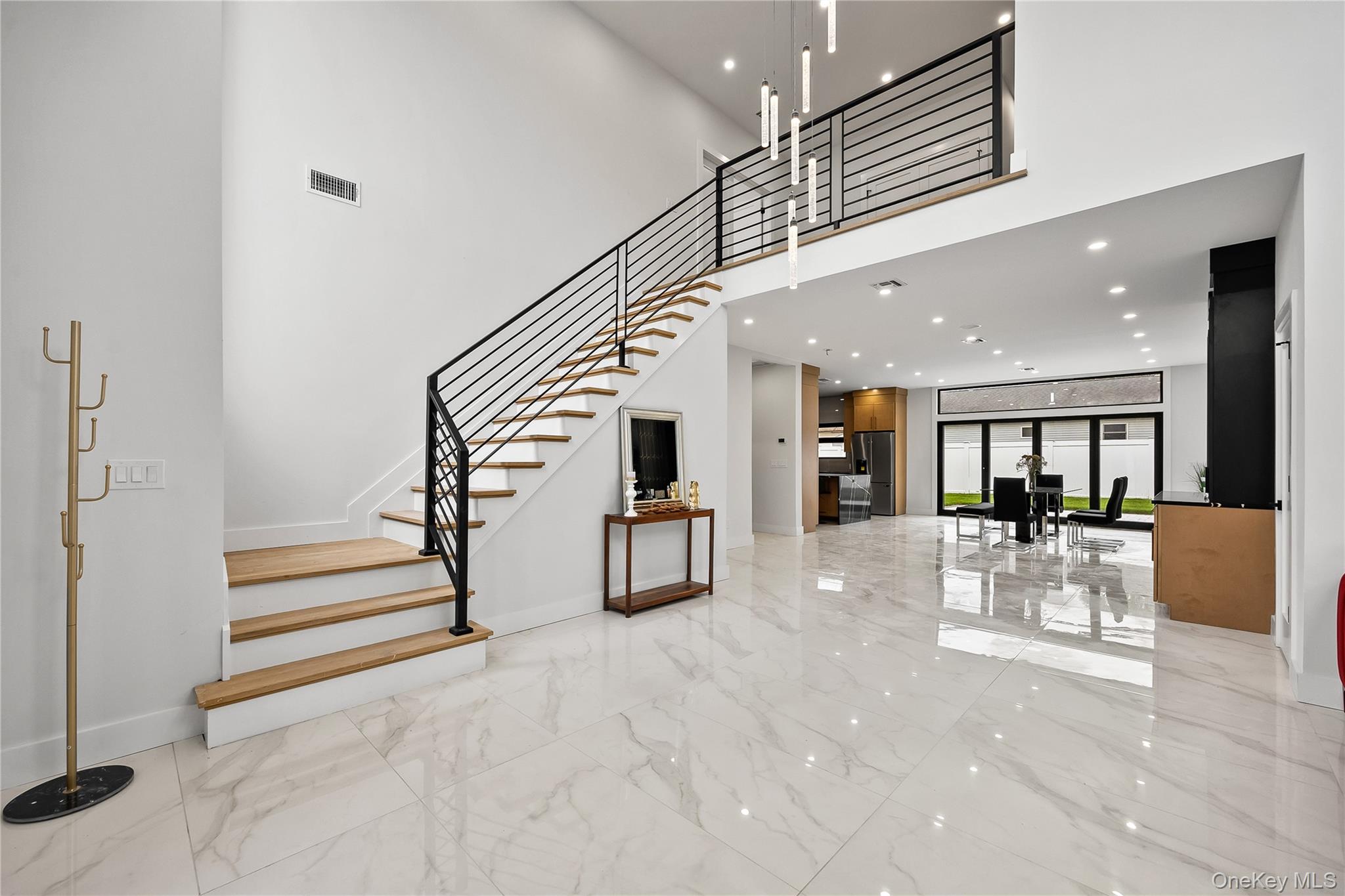 48 Martin Lane, Westbury, NY 11590