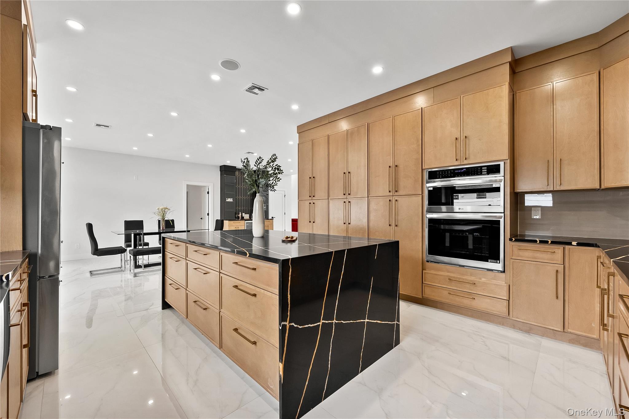 48 Martin Lane, Westbury, NY 11590