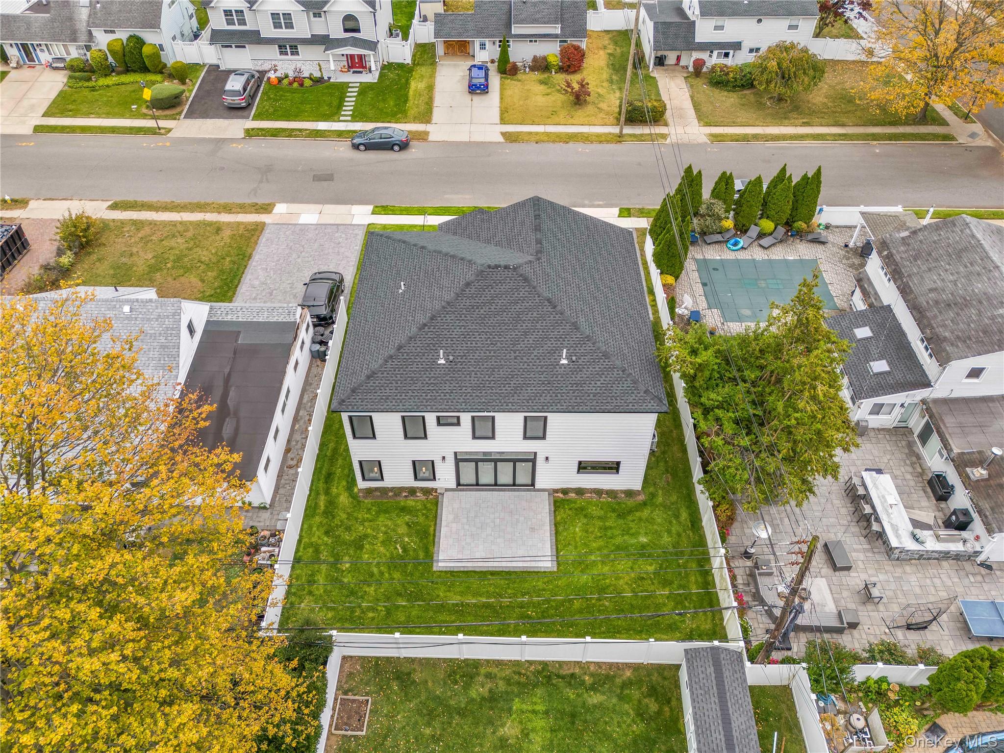 48 Martin Lane, Westbury, NY 11590