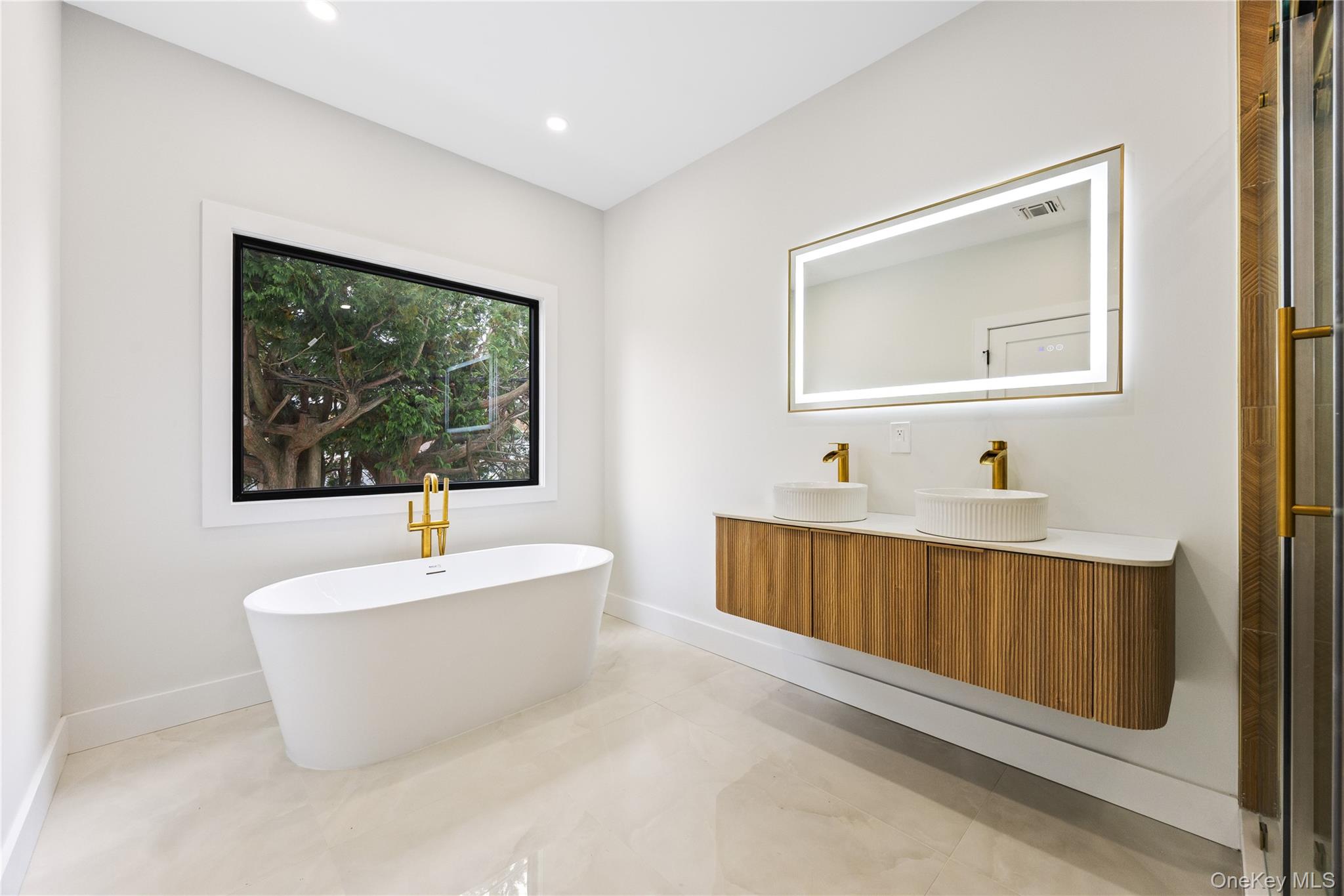 48 Martin Lane, Westbury, NY 11590