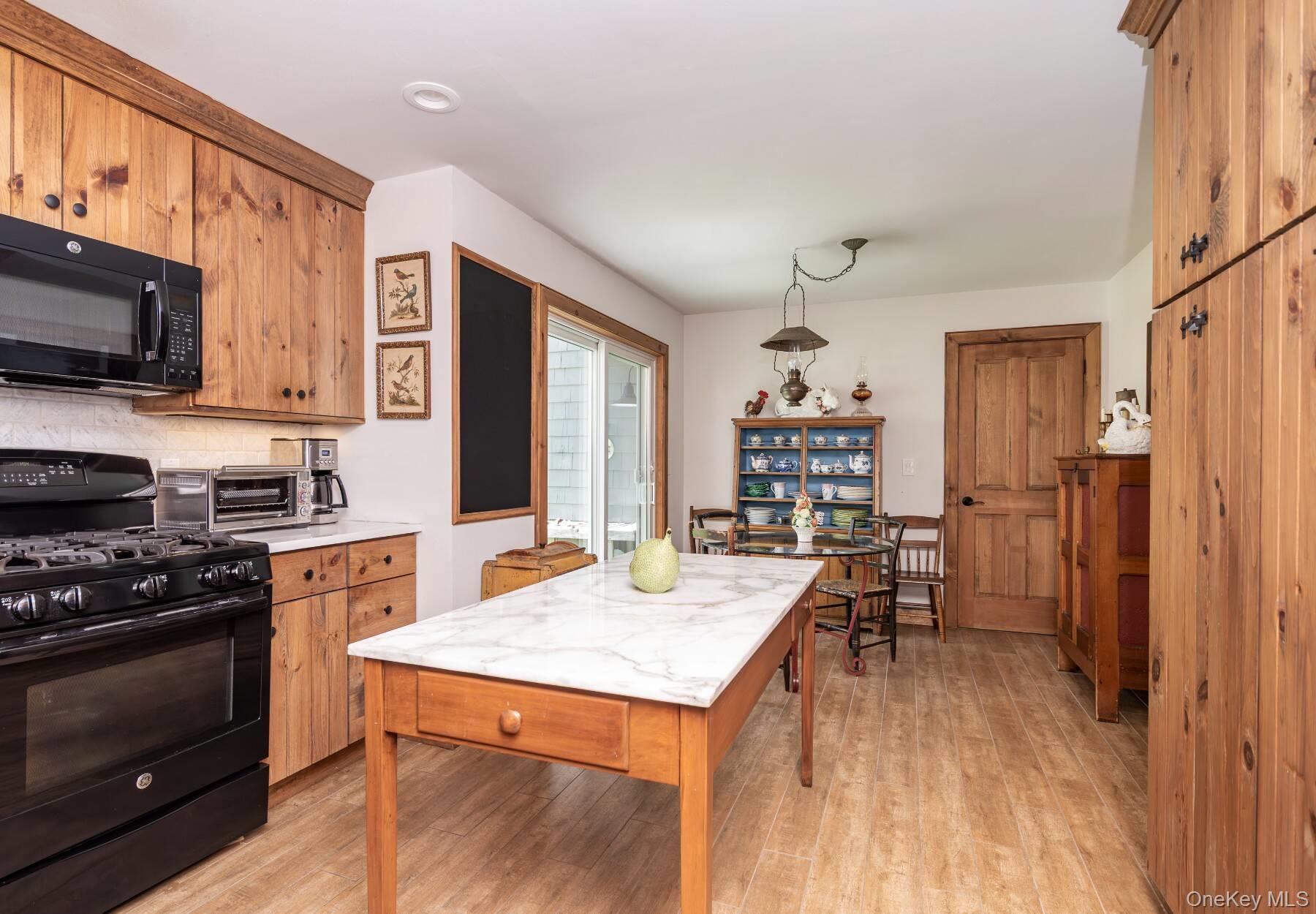 61 Huckleberry Lane, East Hampton, NY 11937