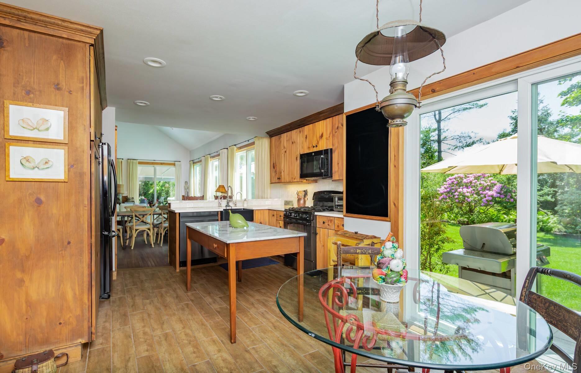 61 Huckleberry Lane, East Hampton, NY 11937