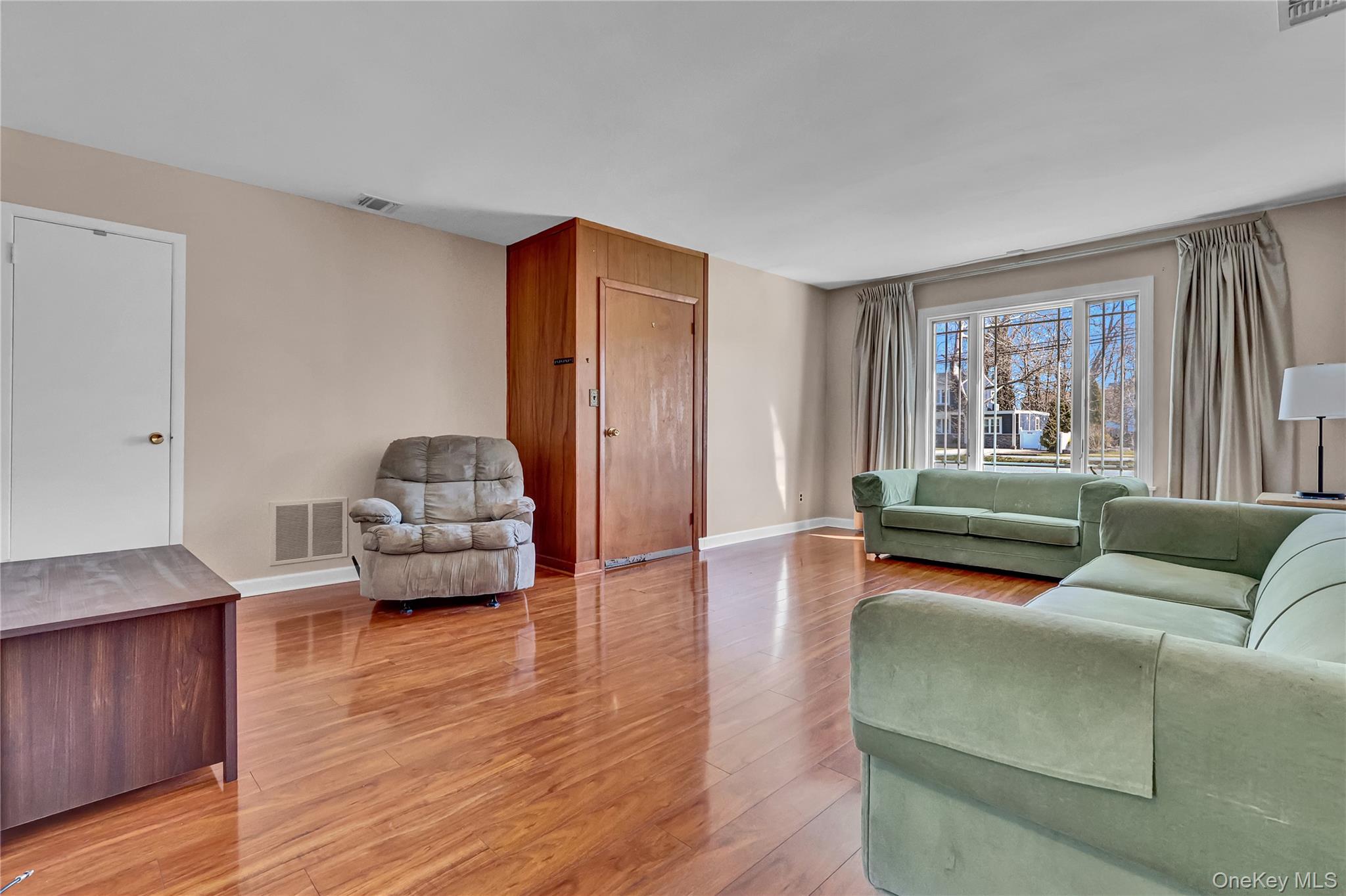 357 Deauville Boulevard, Copiague, NY 11726