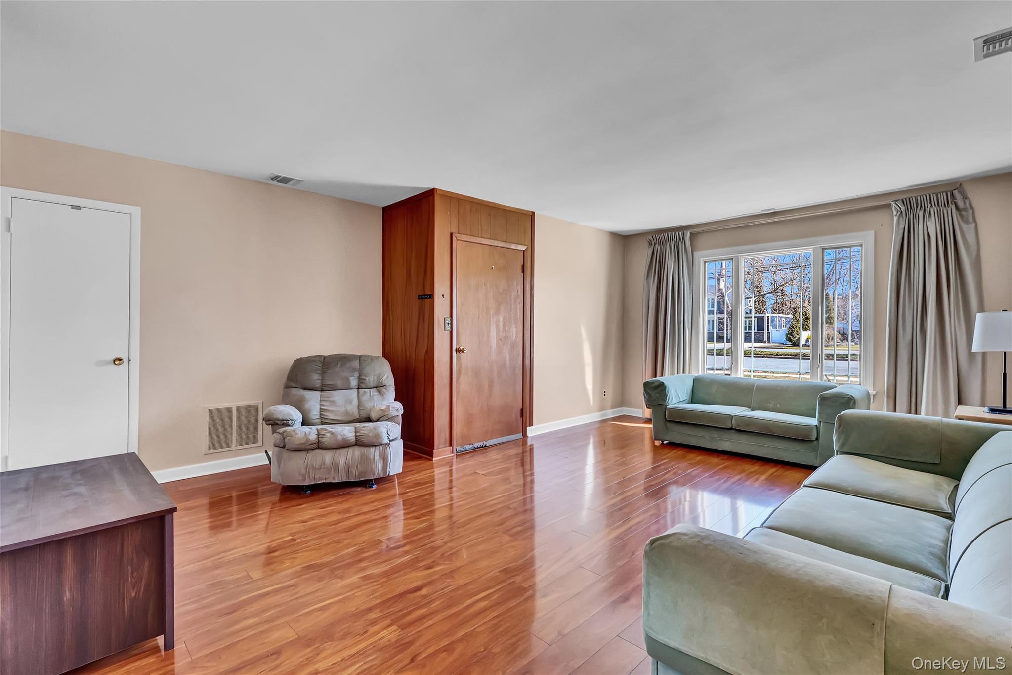 357 Deauville Boulevard, Copiague, NY 11726