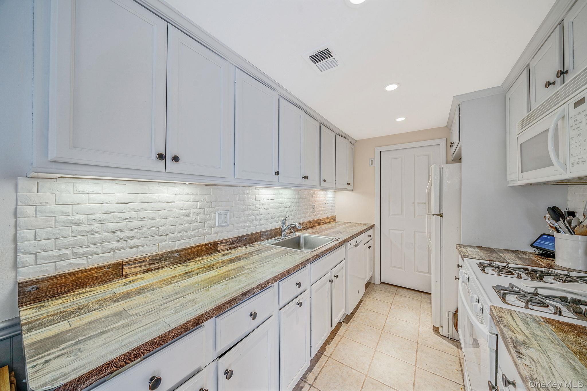 842 Golf Lane, Medford, NY 11763