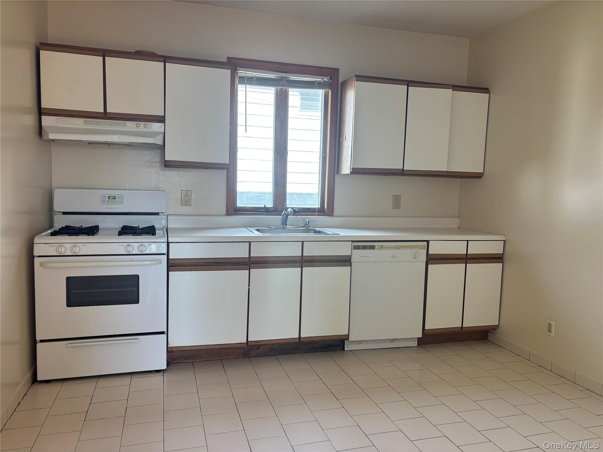 47 Hartwell Place, Woodmere, NY 11598