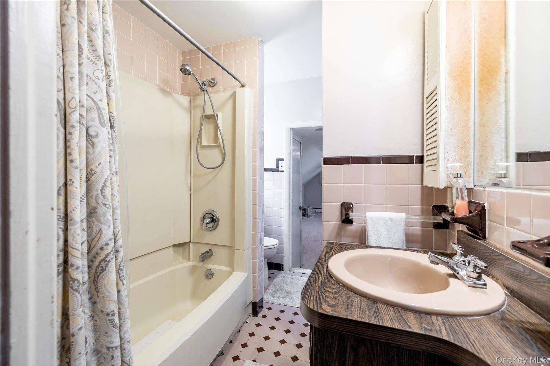 11 Maple Street, Malverne, NY 11565