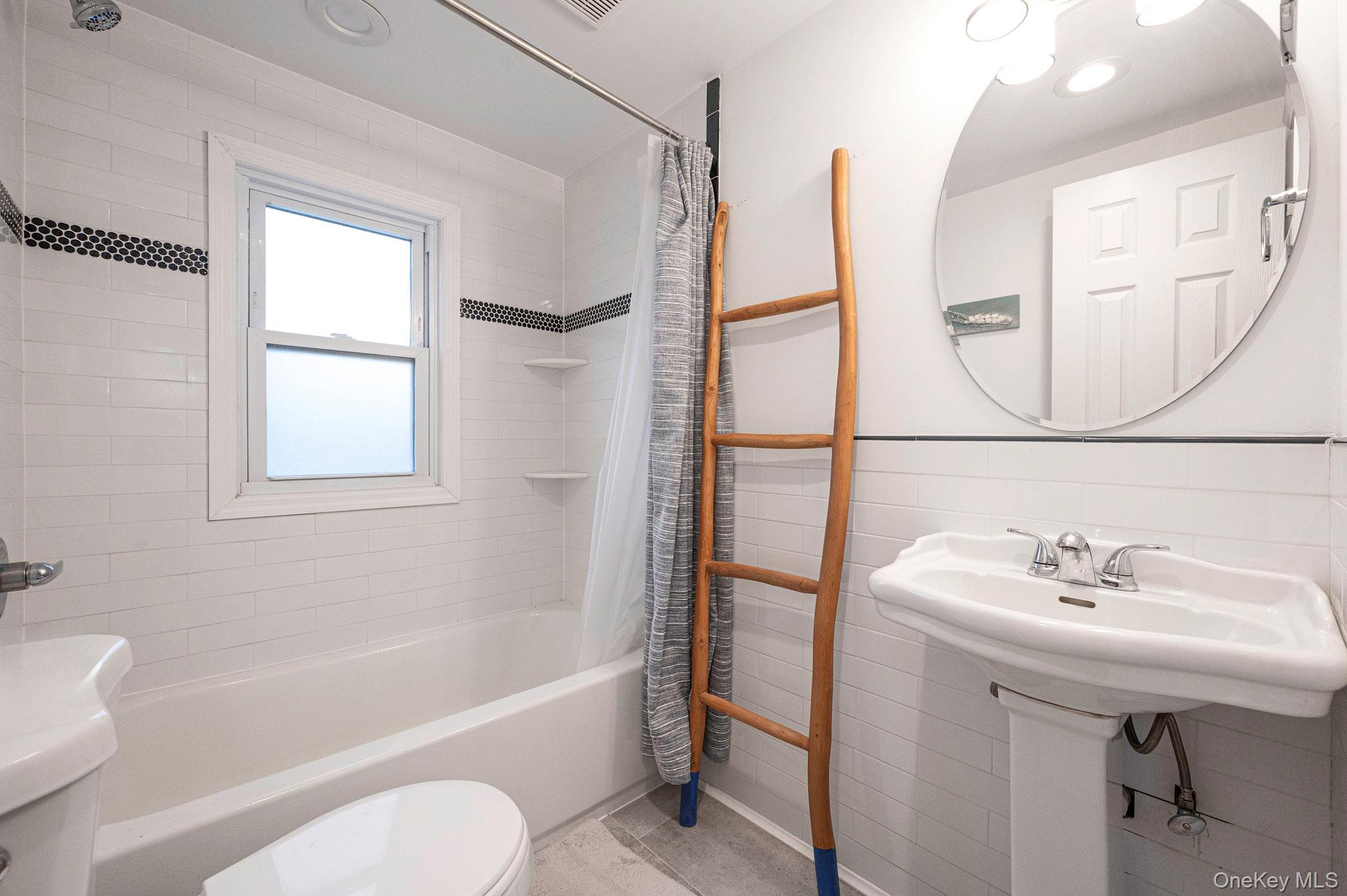 677 S 9th Street, Lindenhurst, NY 11757