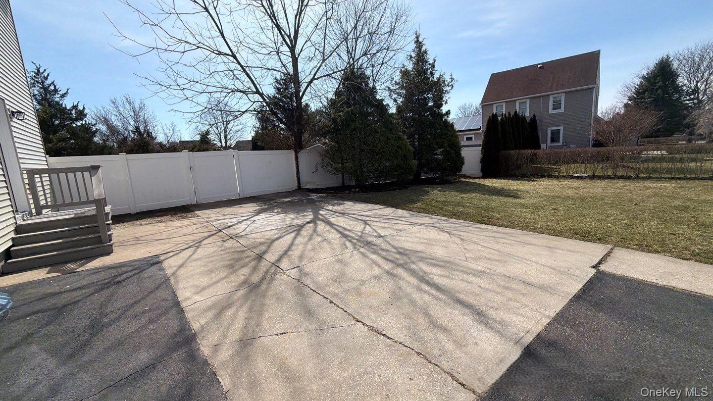 7 Roan Lane, Riverhead, NY 11901