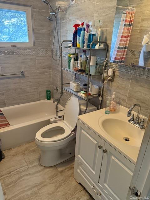 112 Gun Lane, Levittown, NY 11756