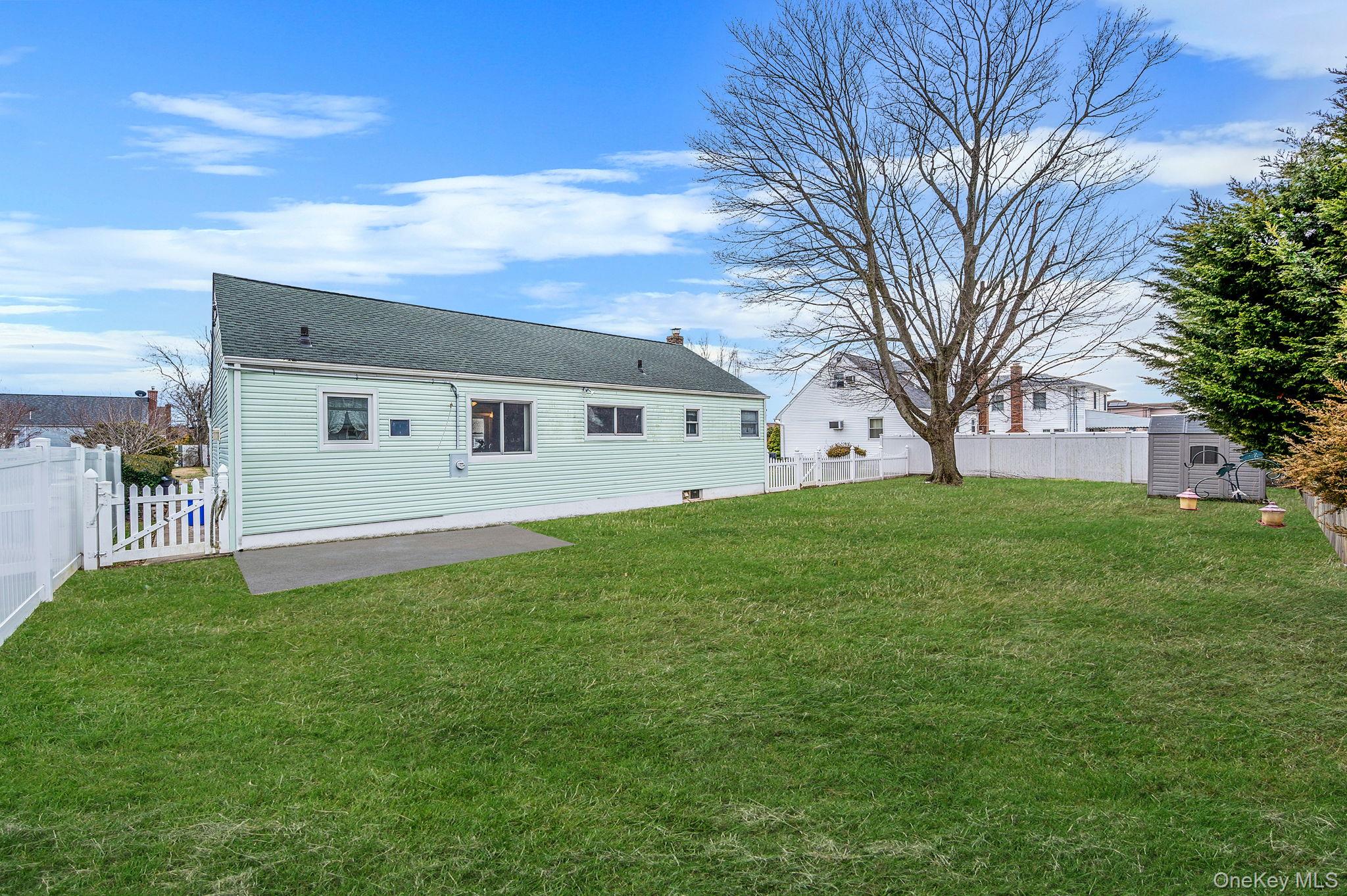 43 E June Street, Lindenhurst, NY 11757