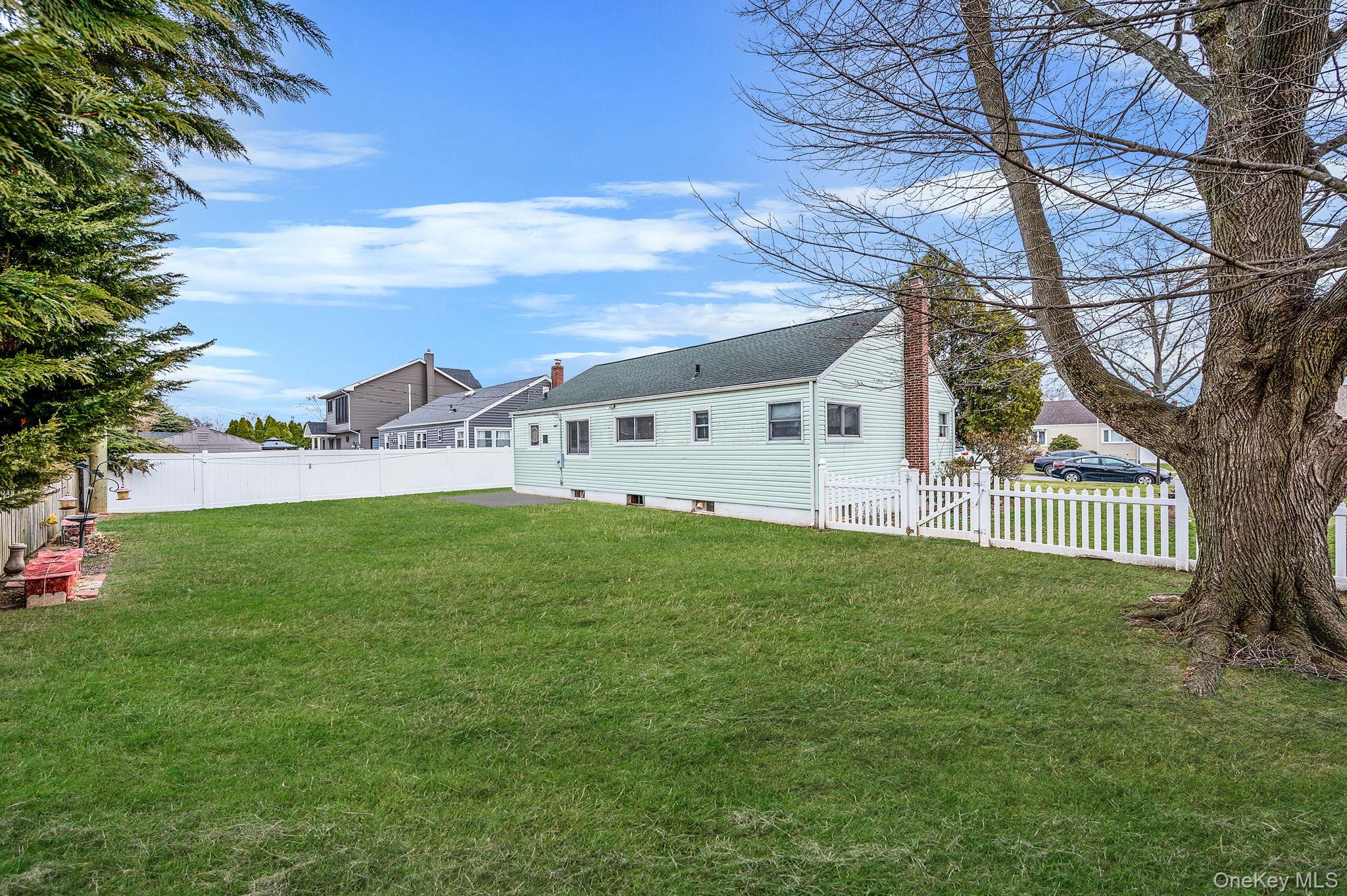 43 E June Street, Lindenhurst, NY 11757