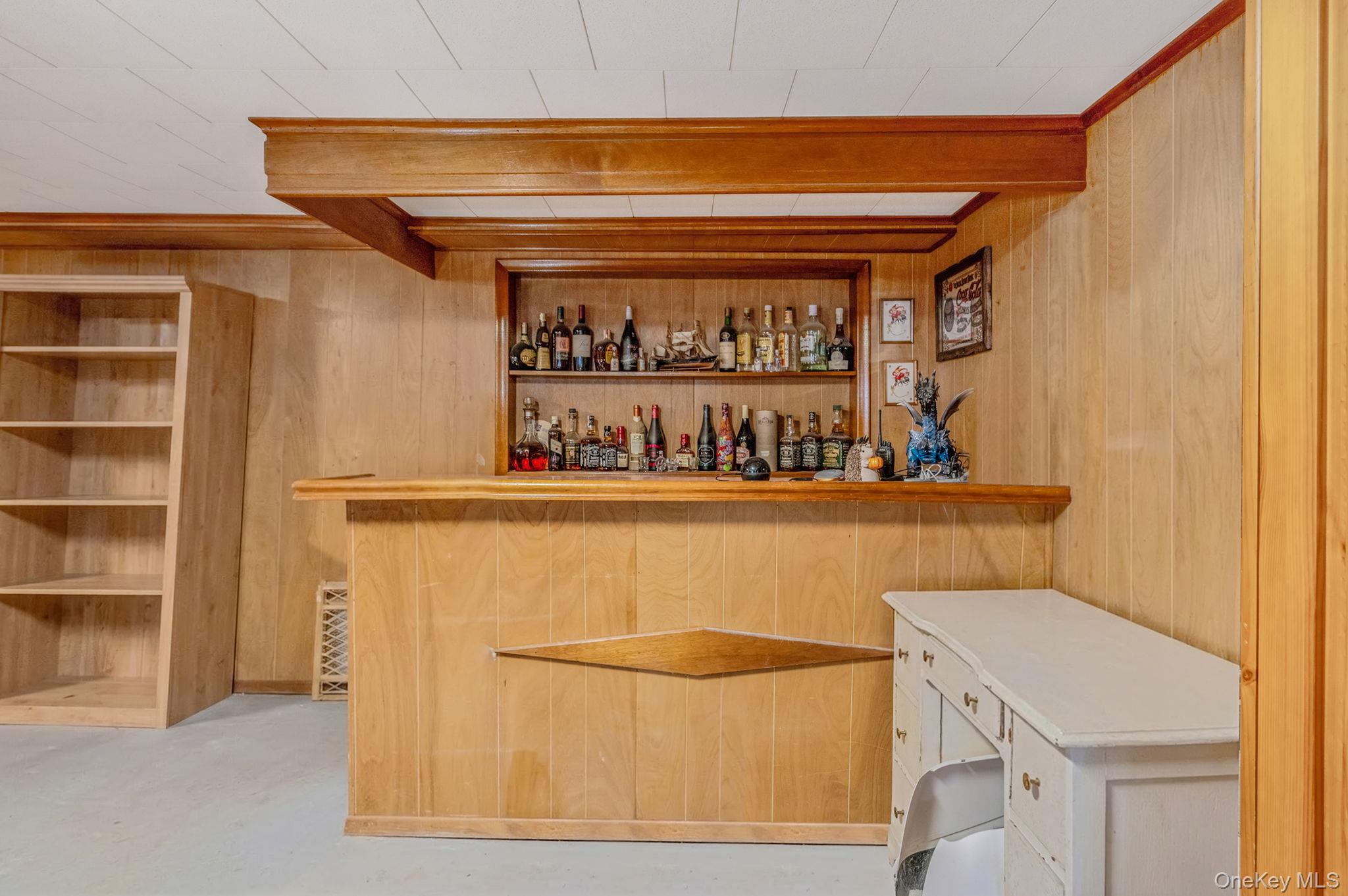 43 E June Street, Lindenhurst, NY 11757