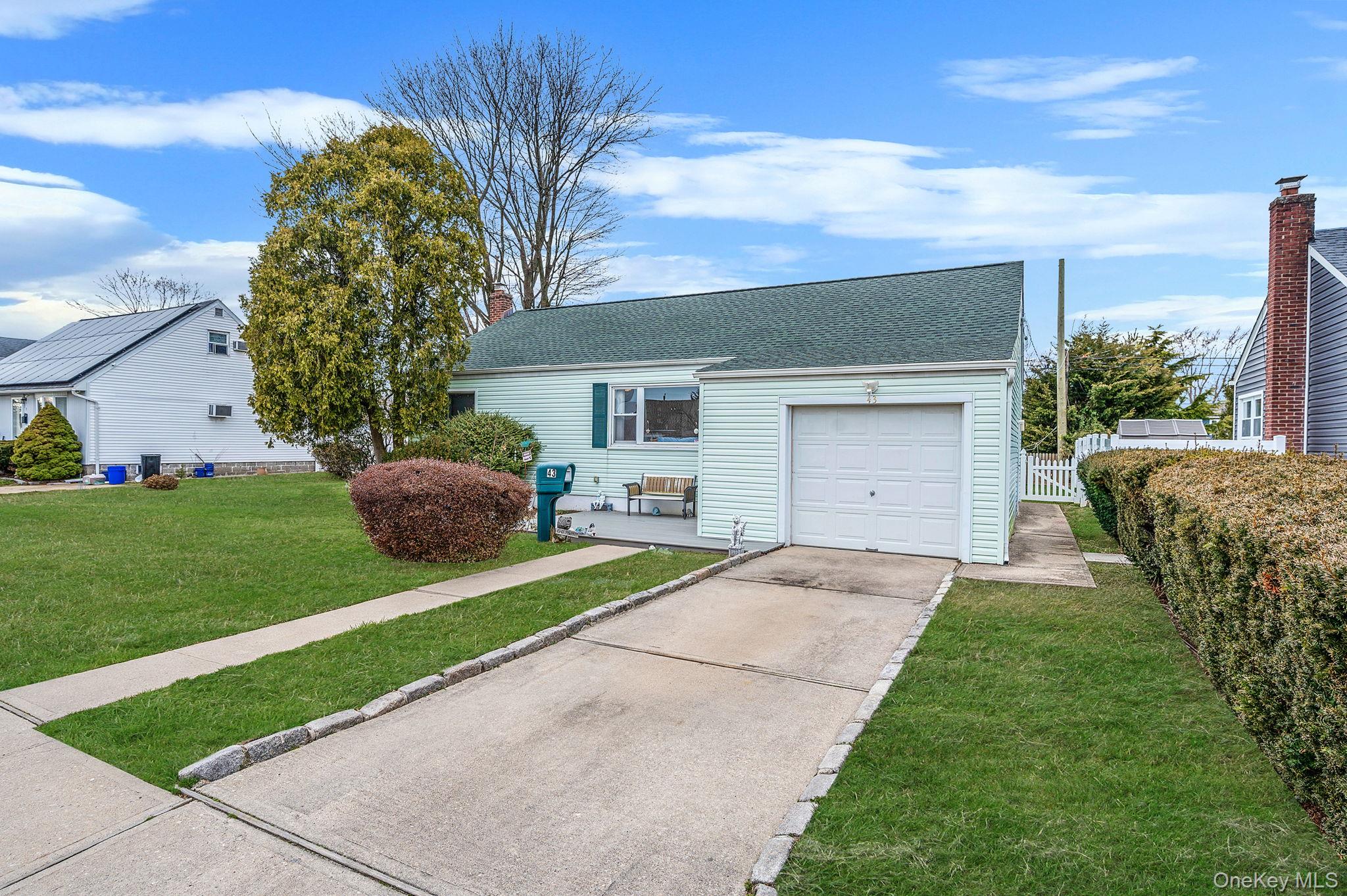 43 E June Street, Lindenhurst, NY 11757