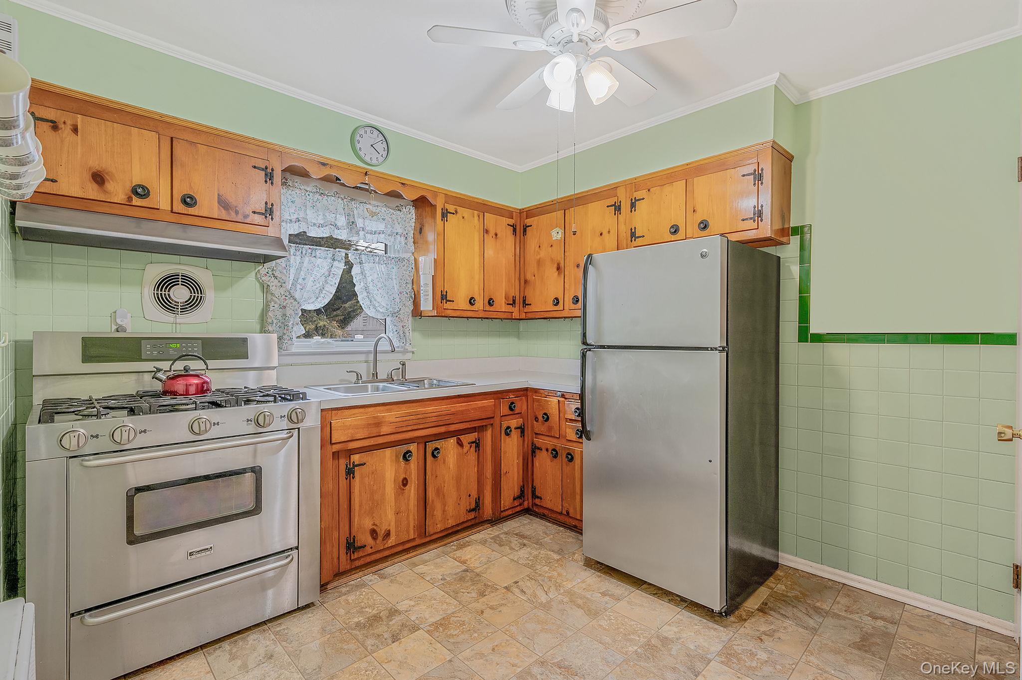 43 E June Street, Lindenhurst, NY 11757