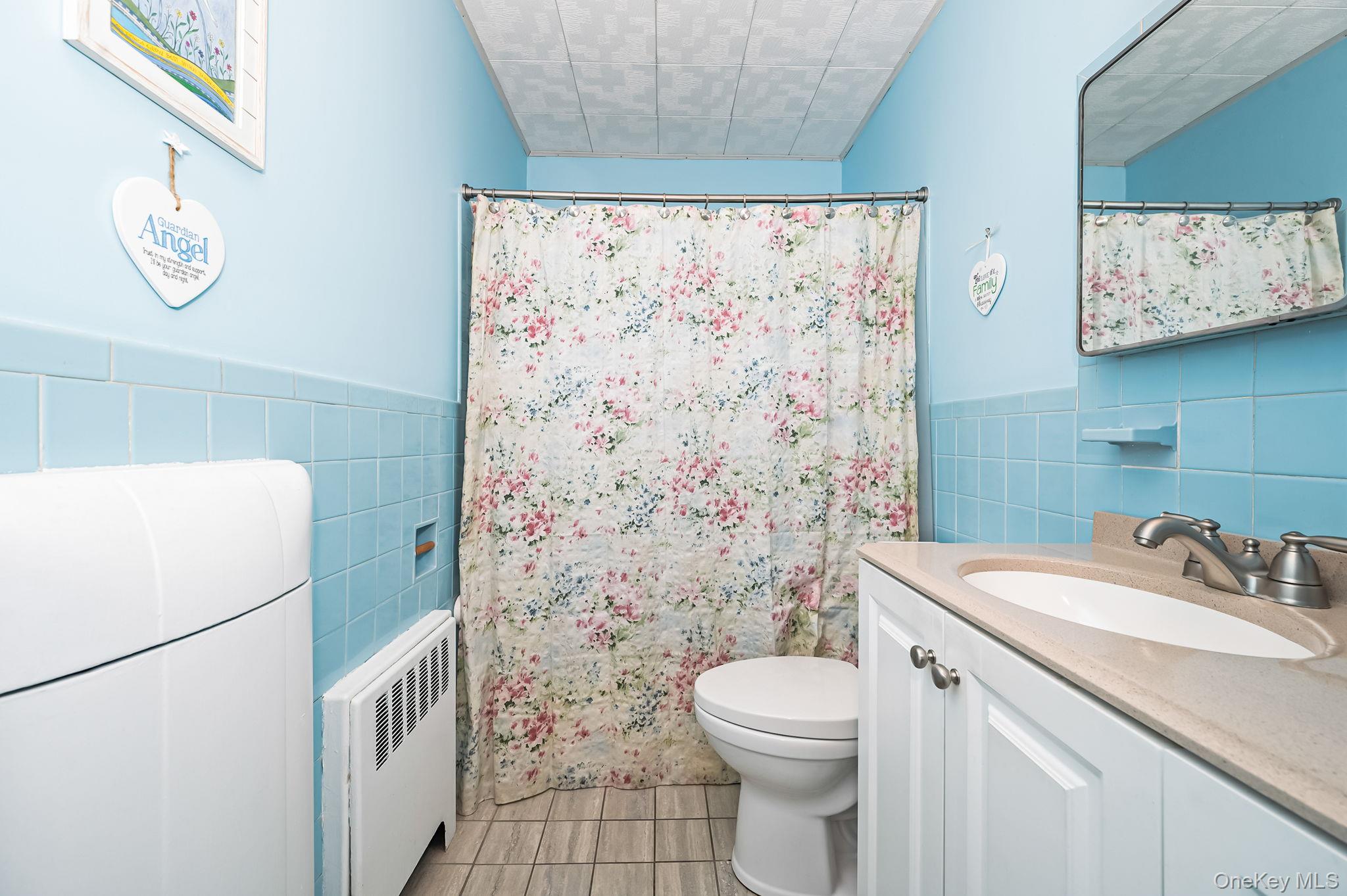 43 E June Street, Lindenhurst, NY 11757