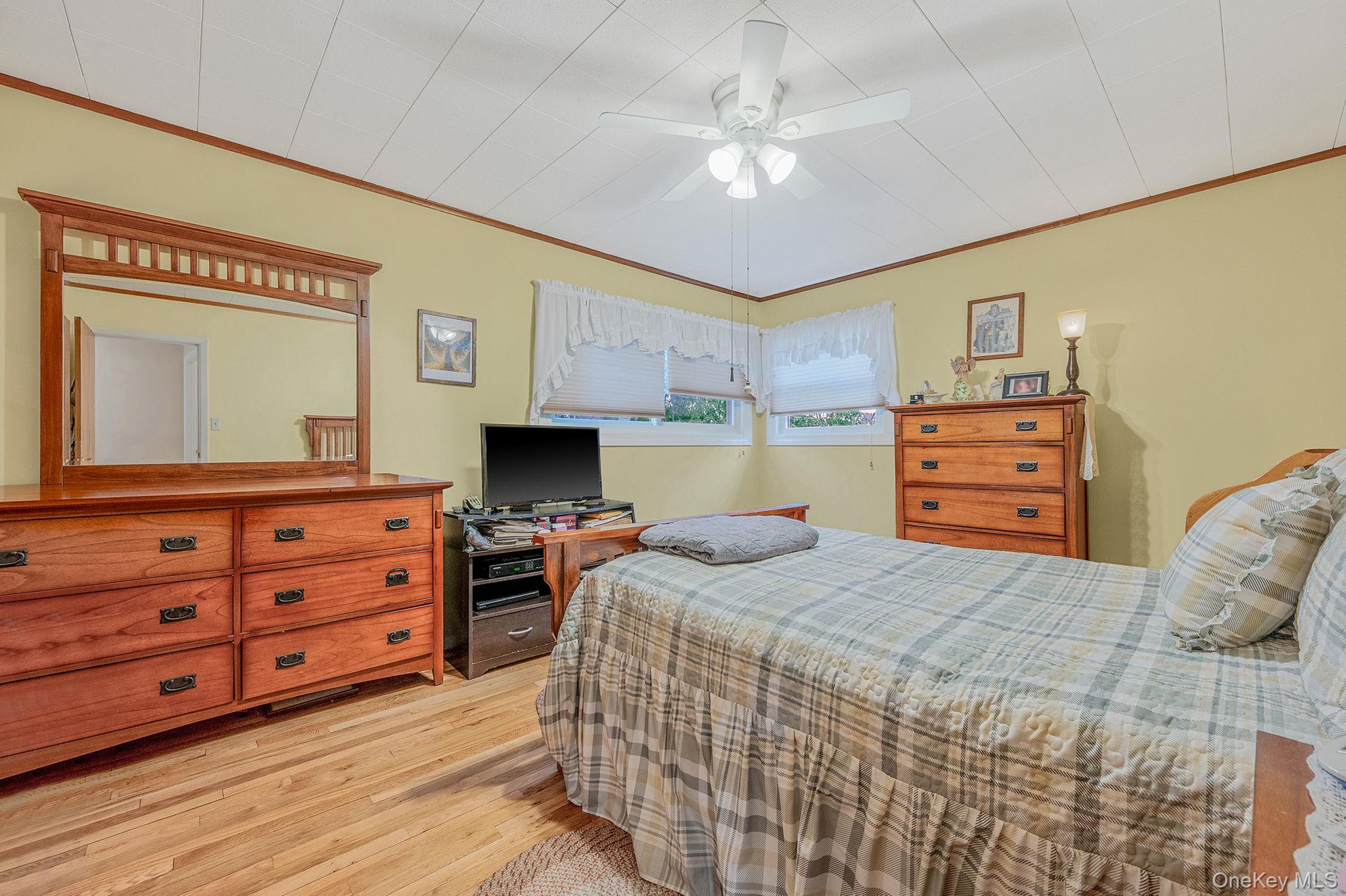 43 E June Street, Lindenhurst, NY 11757