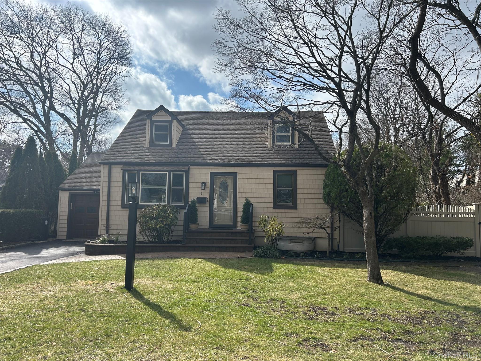 5 Slade Place, Bay Shore, NY 11706