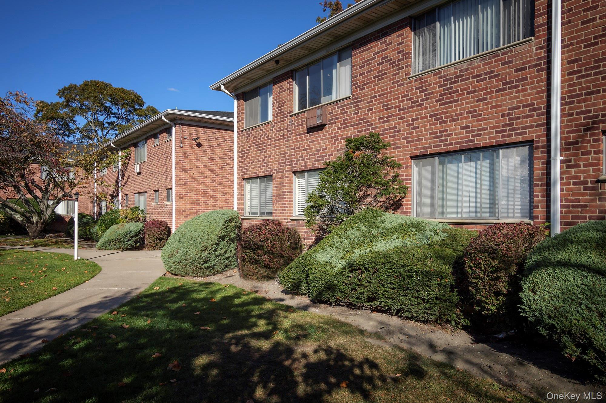 11 South Saxon Avenue # 3E, Bay Shore, NY 11706