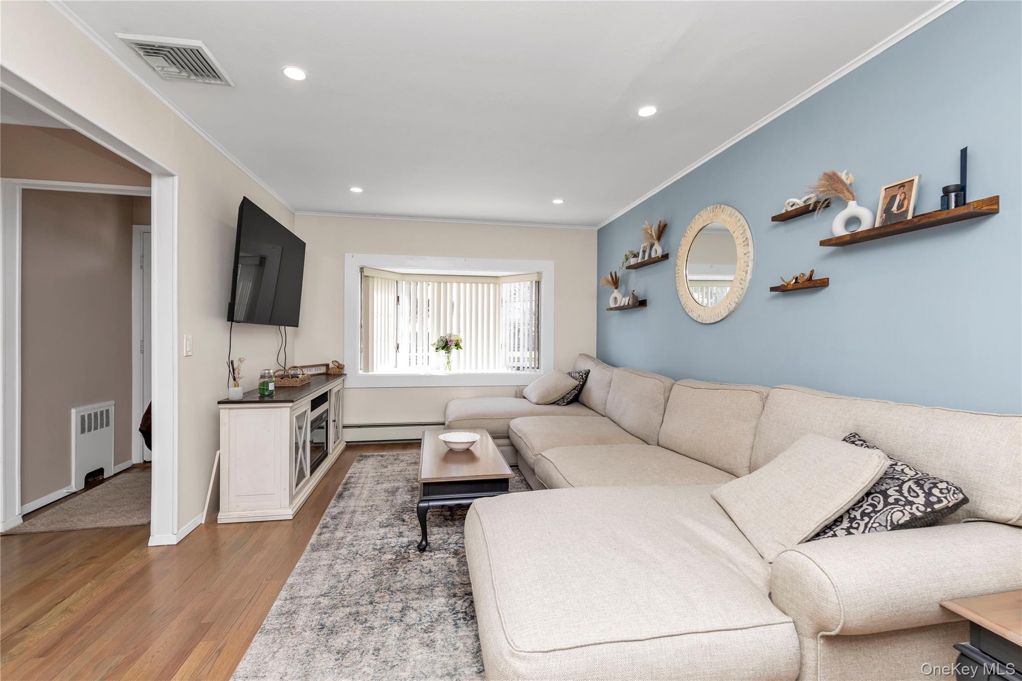 8 East Gate, Plainview, NY 11803