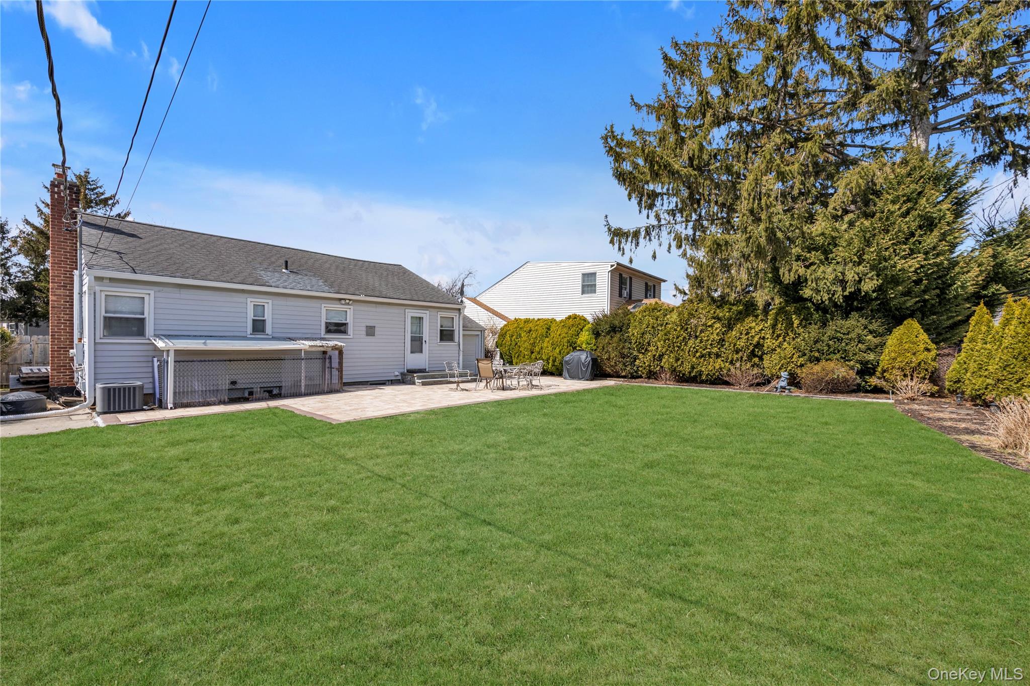 8 East Gate, Plainview, NY 11803