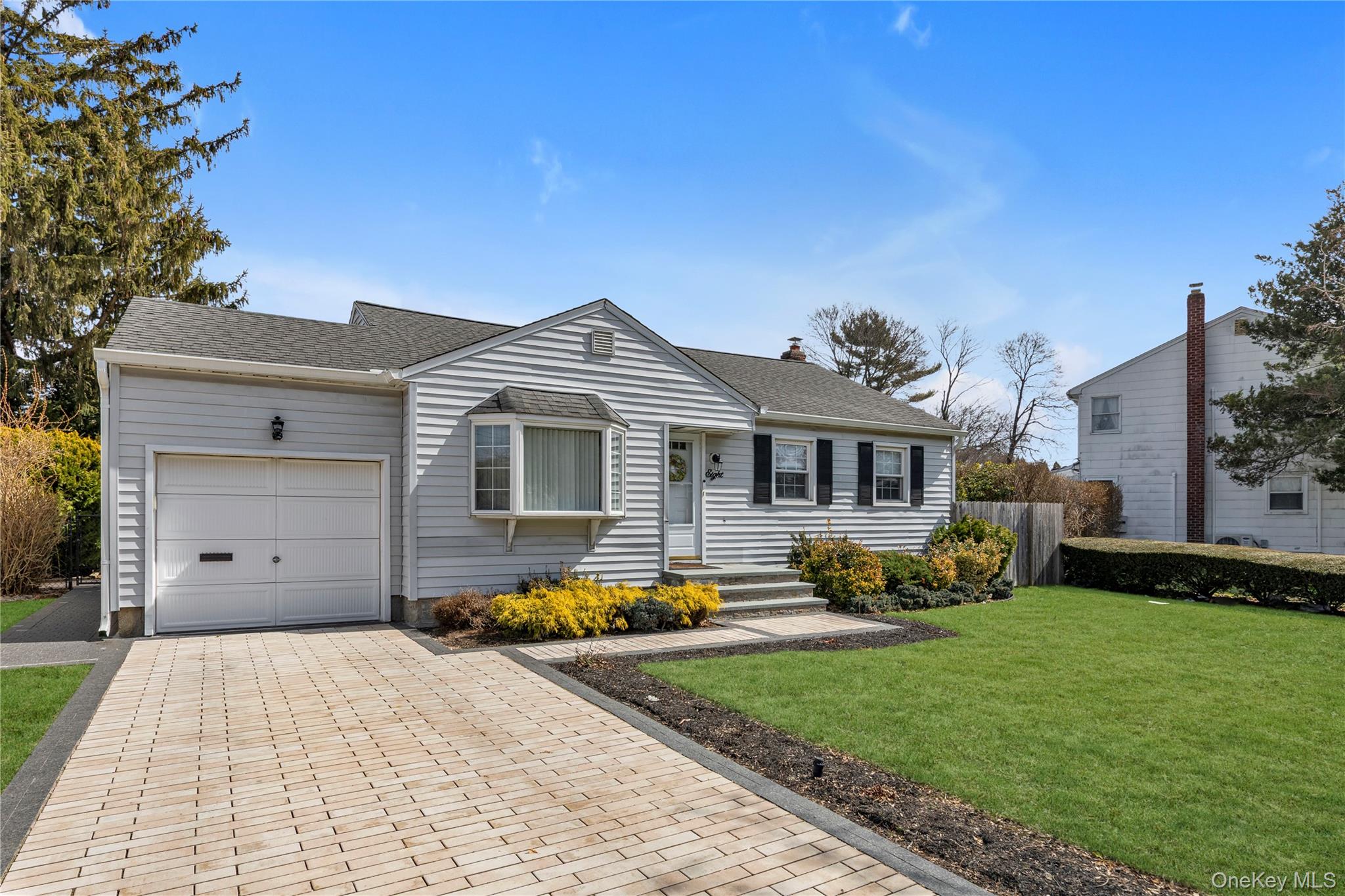 8 East Gate, Plainview, NY 11803