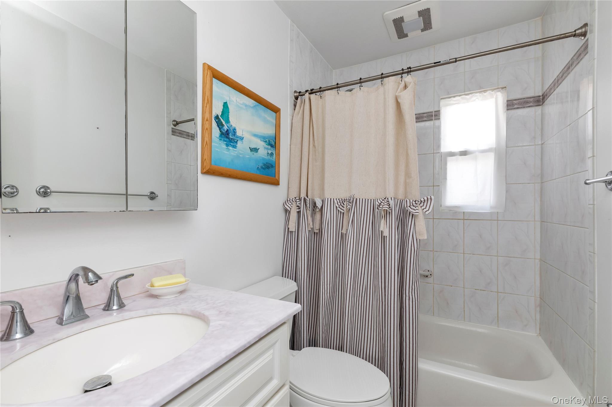 8 East Gate, Plainview, NY 11803