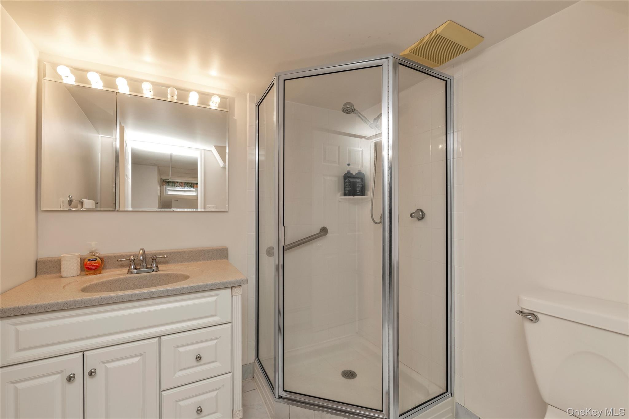 8 East Gate, Plainview, NY 11803